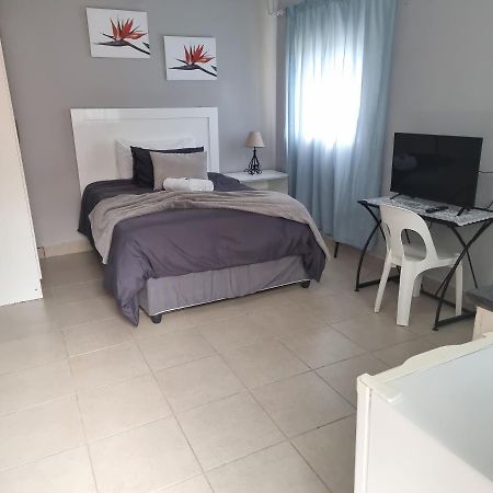 Stay At Home Airport Lodge Kempton Park Dış mekan fotoğraf