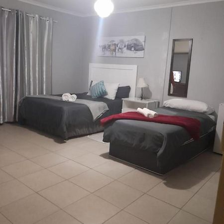 Stay At Home Airport Lodge Kempton Park Dış mekan fotoğraf