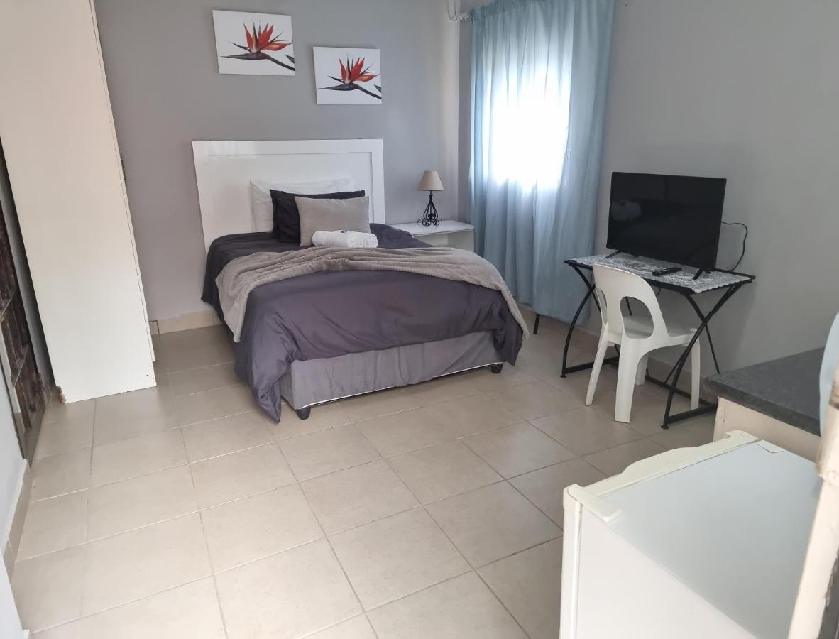 Stay At Home Airport Lodge Kempton Park Dış mekan fotoğraf