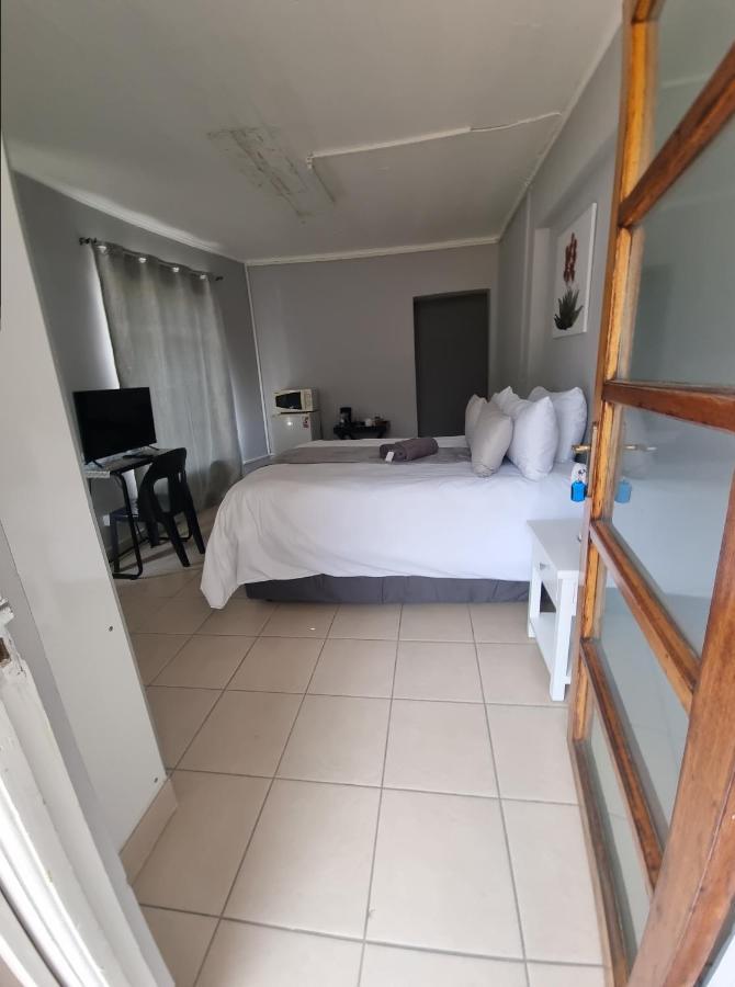Stay At Home Airport Lodge Kempton Park Dış mekan fotoğraf