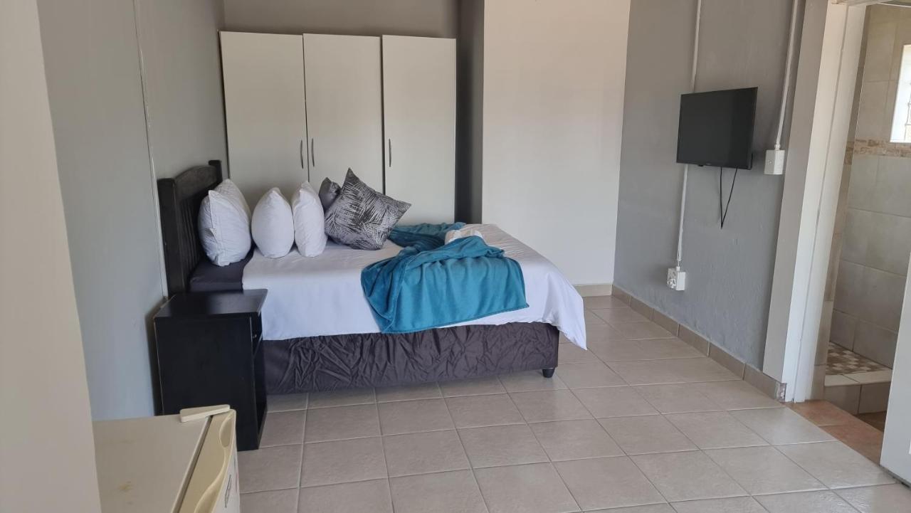 Stay At Home Airport Lodge Kempton Park Dış mekan fotoğraf