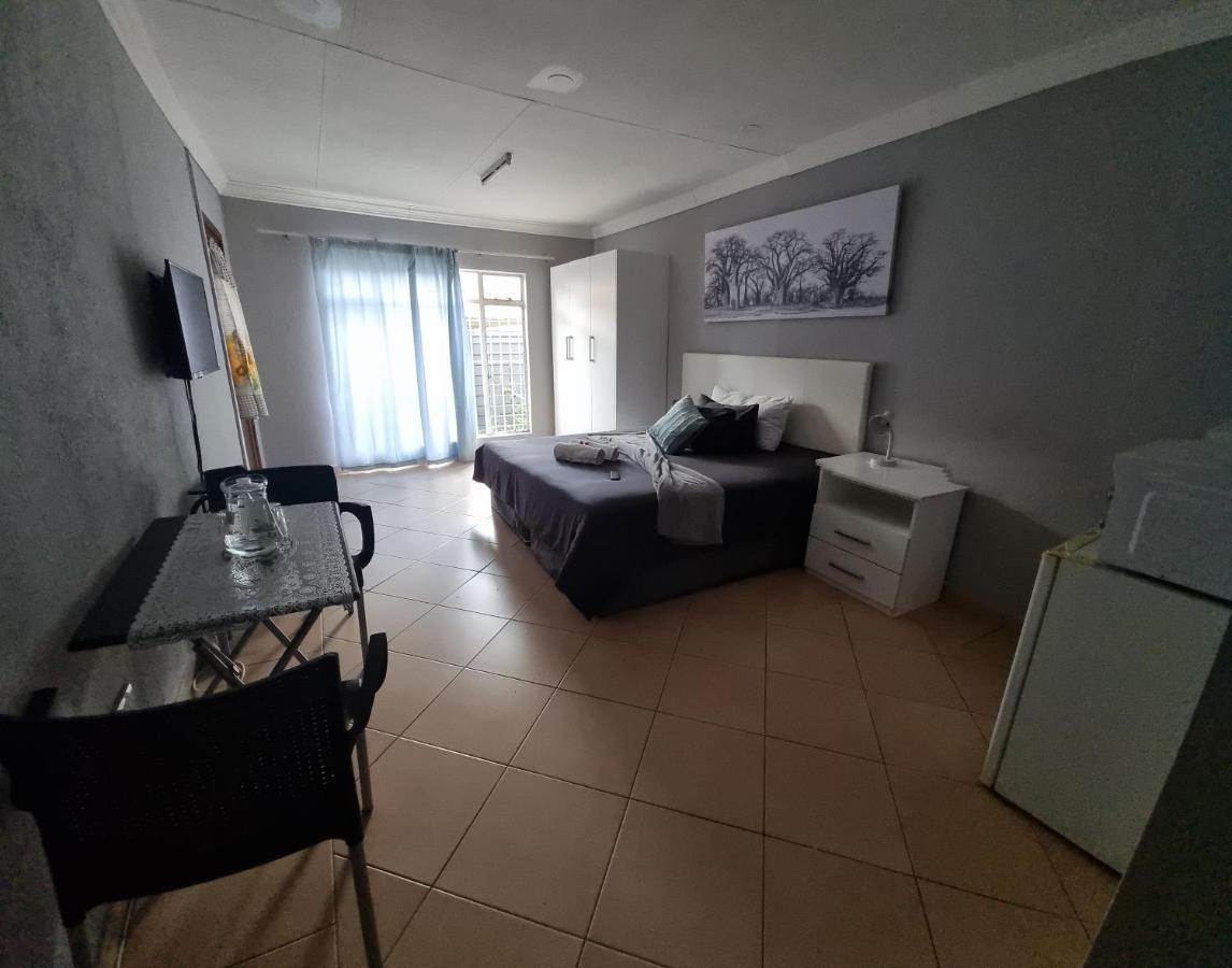 Stay At Home Airport Lodge Kempton Park Dış mekan fotoğraf