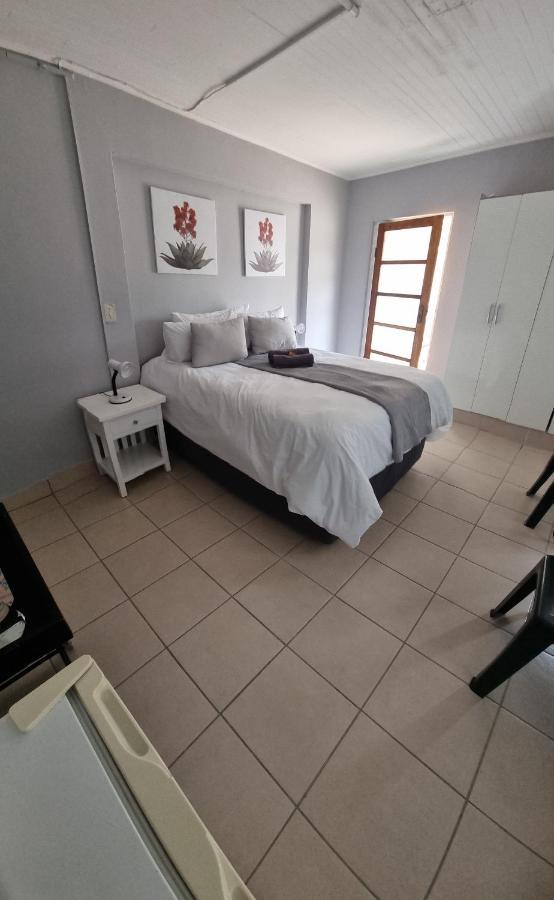 Stay At Home Airport Lodge Kempton Park Dış mekan fotoğraf