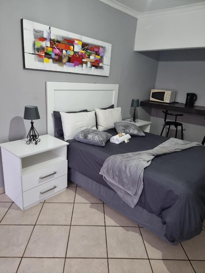 Stay At Home Airport Lodge Kempton Park Dış mekan fotoğraf
