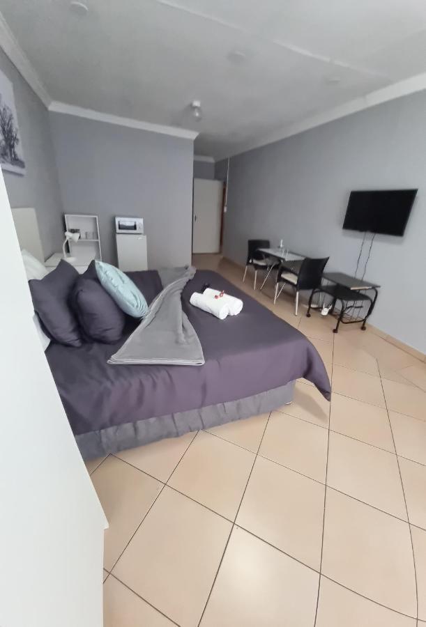 Stay At Home Airport Lodge Kempton Park Dış mekan fotoğraf