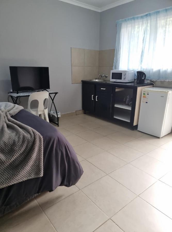Stay At Home Airport Lodge Kempton Park Dış mekan fotoğraf