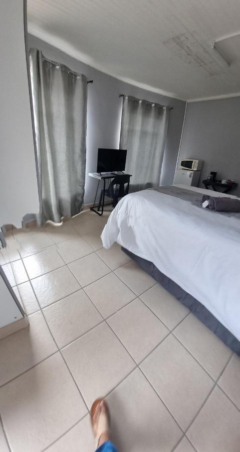 Stay At Home Airport Lodge Kempton Park Dış mekan fotoğraf