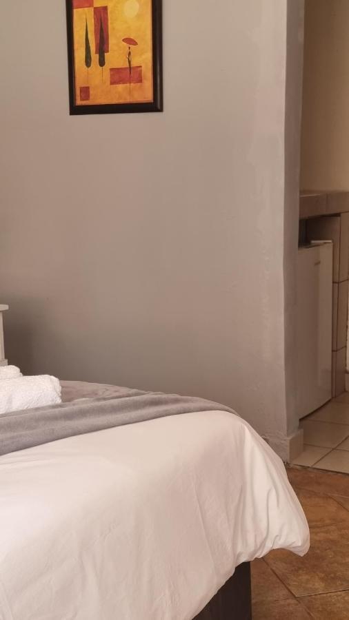 Stay At Home Airport Lodge Kempton Park Dış mekan fotoğraf