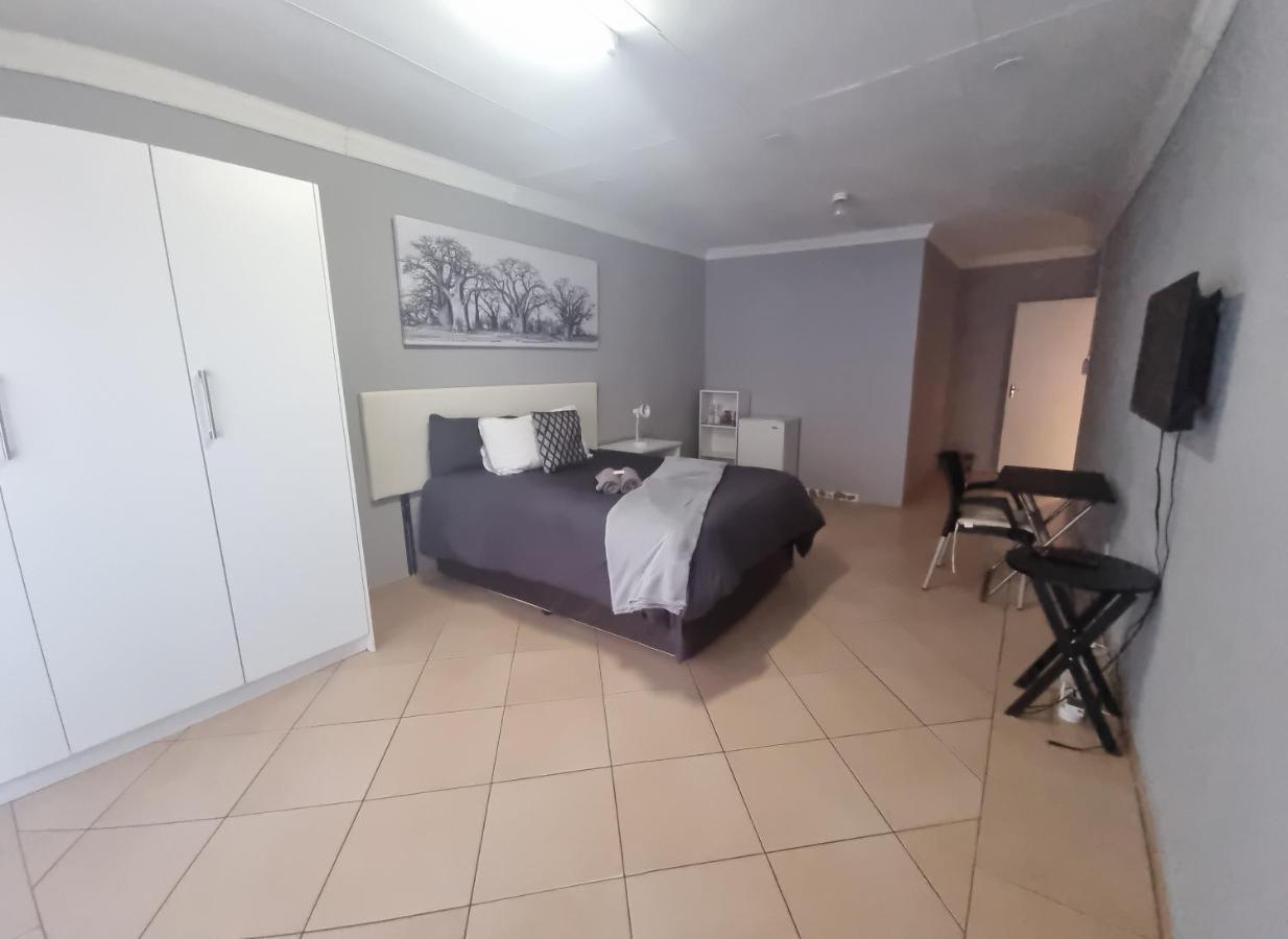 Stay At Home Airport Lodge Kempton Park Dış mekan fotoğraf