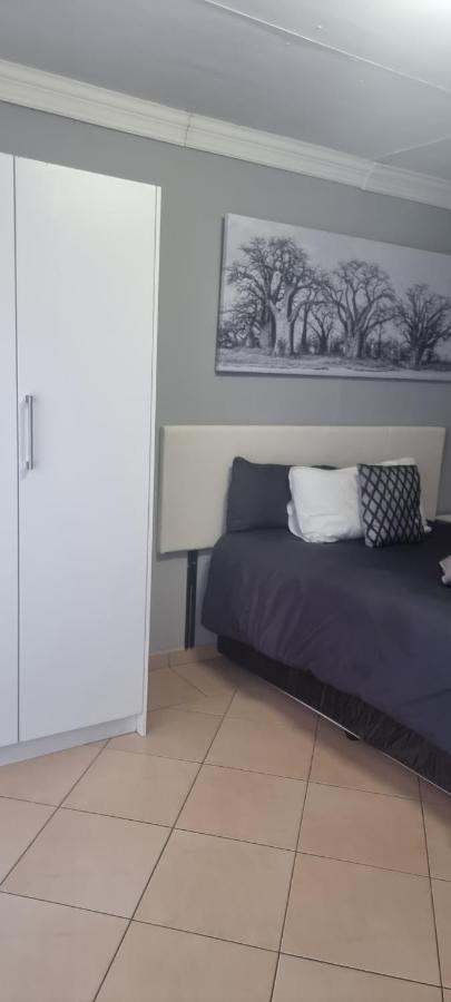 Stay At Home Airport Lodge Kempton Park Dış mekan fotoğraf